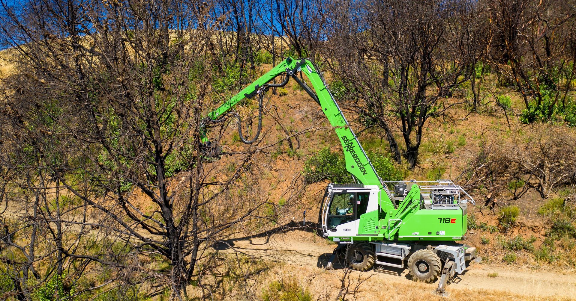 Tree care handler in action on wildfires in California | SENNEBOGEN