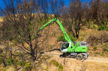 SENNEBOGEN 718 Holz-Umschlagbagger, Forstbagger für Aufräumarbeiten nach Waldbränden mit Greifersäge