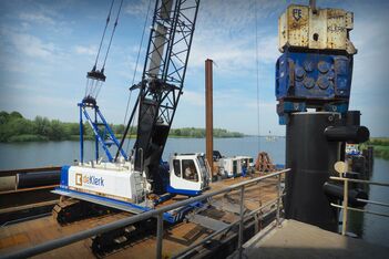 Raupenkran / Gittermastkran / Baustellenkran SENNEBOGEN 2200 E Wasserbau auf Ponton