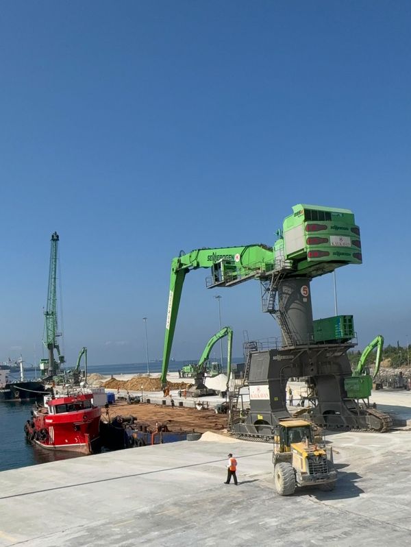 SENNEBOGEN 895 E fährt im Hafen von Tuzla über eine RoRo-Rampe auf den 60 Meter langen Ponton.
