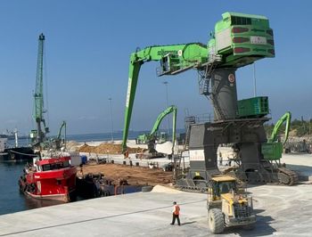 SENNEBOGEN 895 E fährt im Hafen von Tuzla über eine RoRo-Rampe auf den 60 Meter langen Ponton.
