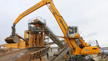 Leaves nothing to be desired: SENNEBOGEN material handler feeds LZR concrete plant in Kitzingen