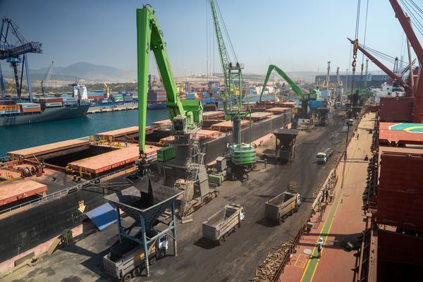 SENNEBOGEN 895 E am Hafen von İDÇ LIMAN SENNEBOGEN 895 E am Hafen von İDÇ LIMAN