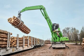 SENNEBOGEN 835 Holz-Umschlagbagger mit Anhänger zieht 80 t Rundholz im Sägewerk Schwaiger