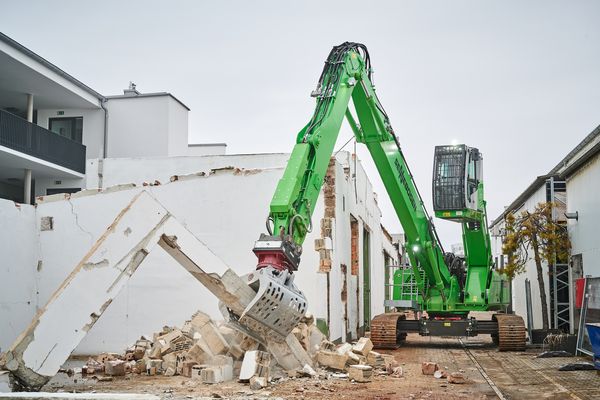 SENNEBOGEN 825 demolition machine, dismantling and deconstruction in the city center of Straubing SENNEBOGEN 825 demolition machine, dismantling and deconstruction in the city center of Straubing