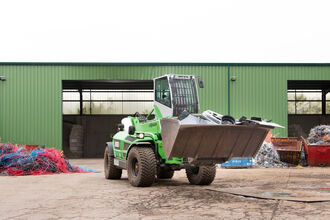 The SENNEBOGEN 335: as strong and stable as a telescopic handler and as strong and robust as a wheel loader