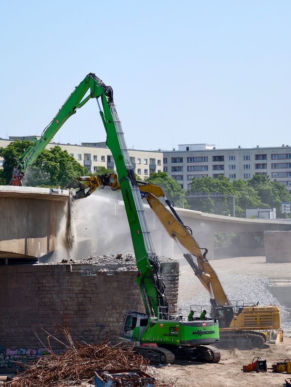 SENNEBOGEN 870E Demolition - Kontrollierter Einsturz Carolabrücke Dresden SENNEBOGEN 870E Demolition - Kontrollierter Einsturz Carolabrücke Dresden