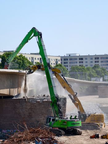 SENNEBOGEN 870E Demolition - Kontrollierter Einsturz Carolabrücke Dresden