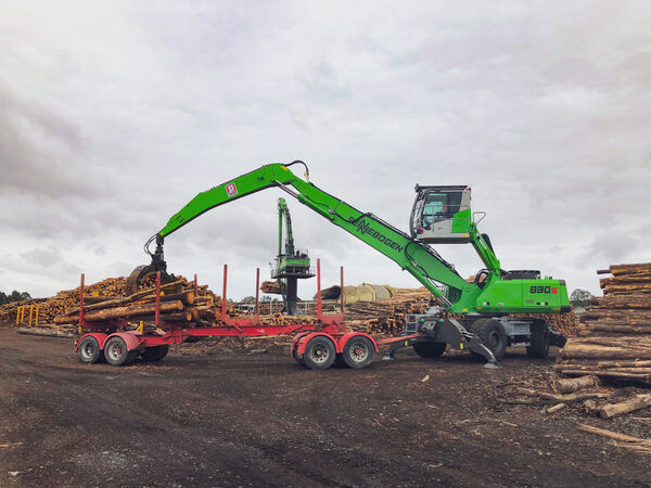 Der SENNEBOGEN 830 Trailer beim Holzumschlag auf der Südhalbkugel