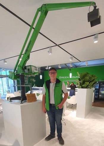 Paul Mannes präsentiert sein selbst gebautes SENNEBOGEN 8160 EQ Balancer-Modell auf der bauma 2025 in München.