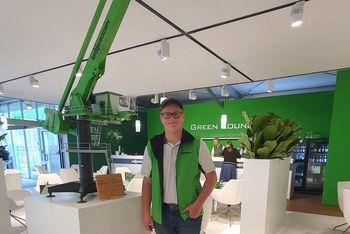 Paul Mannes präsentiert sein selbst gebautes SENNEBOGEN 8160 EQ Balancer-Modell auf der bauma 2025 in München.
