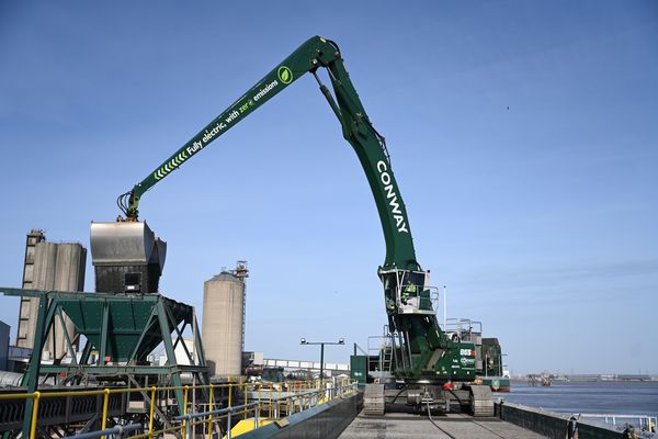 SENNEBOGEN 865E: Tidenhub im Materialumschlag