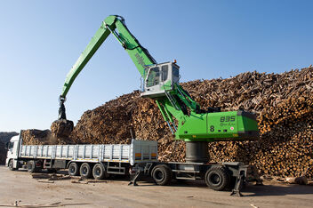 Umschlagbagger für Schrott, Holz und Hafen SENNEBOGEN 835 Mobil Holzumschlag Papierwerk LKW Entladung