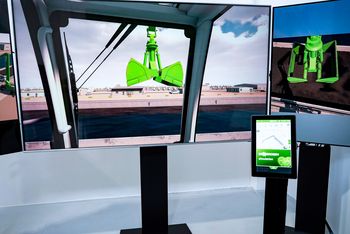 Auf der Breakbulk Europe 2026 in Rotterdam feiert der neue SENNEBOGEN-Simulator für Hafenumschlagmaschinen seine Premiere und wird künftig das Angebot der Akademie im Bereich Fahrerschulung und Maschinentraining erweitern. Der Simulator verbindet immersives Fahrertraining mit professioneller Schulung und ermöglicht dadurch schnellere Lernerfolge sowie maximale Sicherheit.