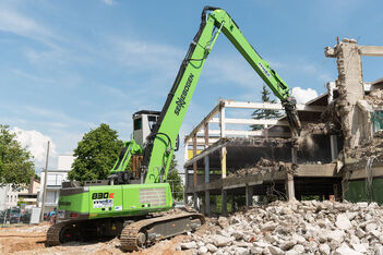 Abbruchbagger SENNEBOGEN 830 E beim selektiven Rückbau eines Möbelhauses