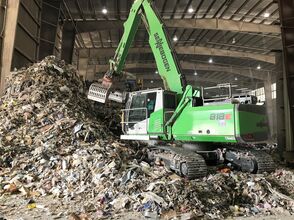 Raupen-Umschlagbagger 818 R: Betrieb in den Hallen der Recyclinganlage in den USA