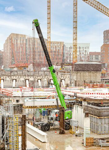 SENNEBOGEN 643, 40 t Mobil-Teleskopkran, Hamburg Hafencity, Hochbau, Montage der Stahlbauträger