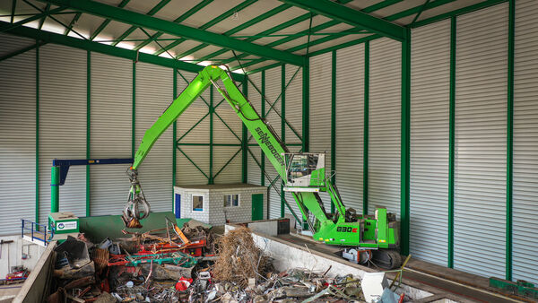 SENNEBOGEN 830 Elektrobagger mit 17 m-Ausrüstung und 800 l-Mehrschalengreifer,Schrott-Recycling, Schweiz