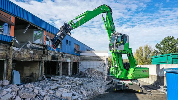 SENNEBOGEN Abbruchmaschine Abbruchbagger Abriss 825 E selektiver Rückbau sortieren verladen Sortiergreifer