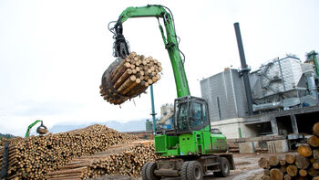 Holzumschlag in Bestzeit: Zwei SENNEBOGEN bei Pfeifer Holz