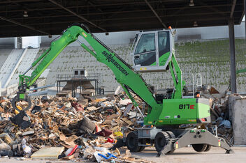 SENNEBOGEN 817 E compact material handler – Waste recycling