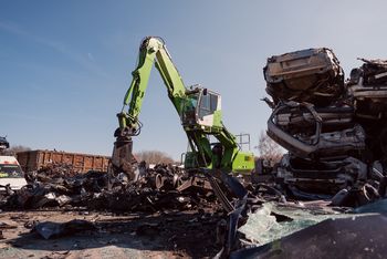 SENNEBOGEN 821 E mit Powerhand-System bei der Demontage gestapelter Altfahrzeuge auf dem Betriebsgelände von Recycar.