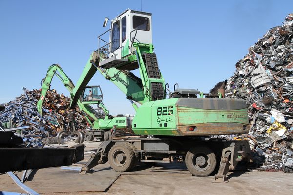 Download (RGB, 300 dpi) SENNEBOGEN material handler 825