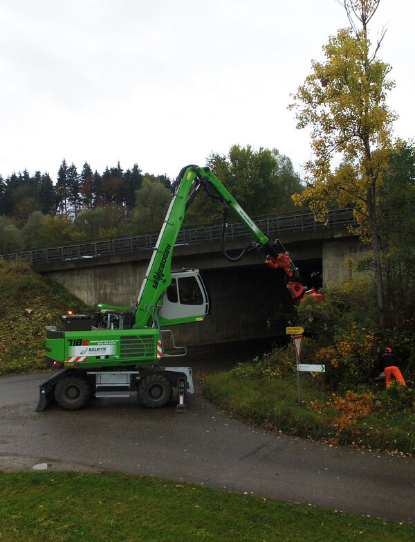 SENNEBOGEN 718 E bei der Böschungspflege