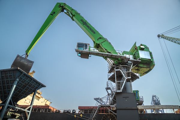 SENNEBOGEN 895 E am Hafen von İDÇ LIMAN SENNEBOGEN 895 E am Hafen von İDÇ LIMAN
