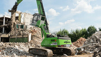 Abbruchmaschine SENNEBOGEN 830 E beim Abbruch des Möbelhauses in Regensburg