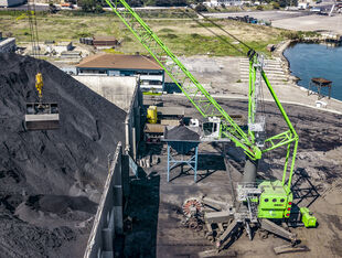 SENNEBOGEN Hafenkran Kran 9300 E Kohleumschlag Schiffsumschlag Zweischalengreifer Gittermast Kohleumschlag