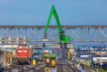 SENNEBOGEN 875 Hybrid, electric excavator with customized rail portal with a track width of 16 m, port handling at Birsterminal AG in Basel