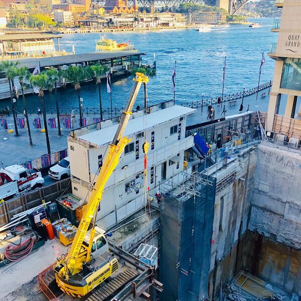The SENNEBOGEN 613 telescopic crawler crane proves its worth in front of a dreamlike setting in Sydney
