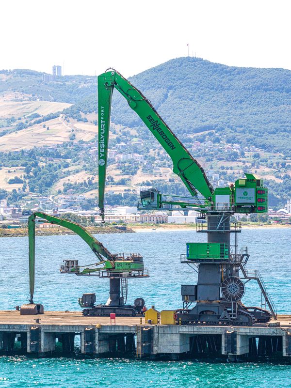 SENNEBOGEN 895 E material-handling excavator for the heaviest piece and bulk cargoes at the deep-sea port of Yeşilyurt.