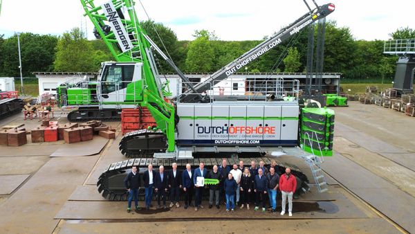 Feierliche Schlüsselübergabe des SENNEBOGEN 6220 HD an Dutch Offshore für weltweite Offshore- und Heavy-Duty-Einsätze. 