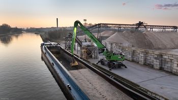 SENNEBOGEN 850 G Hybrid beim Be- und Entladen eines Frachtschiffs am Hafenpier.