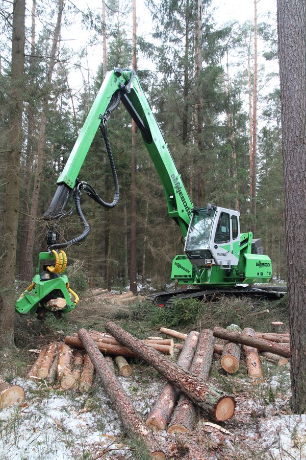 Download (RGB, 300 dpi) SENNEBOGEN 718 Forestry SENNEBOGEN 718 Forestry Raupenharvester Forstmaschine