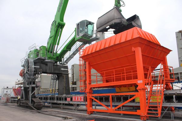 Download (RGB 300 dpi) SENNEBOGEN 875 E-Serie Raupe Raupenunterwagen Hafenumschlag Umschlagbagger Umschlagmaschine