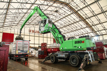 SENNEBOGEN 830 Mobile material handler loading a truck in a hall