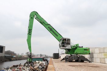 Flexibler Umschlagbagger SENNEBOGEN 830 E Mobil Schiffsent- und beladung im Hafenumschlag