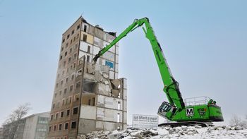 Longfront Bagger im Hochhaus-Abbruch