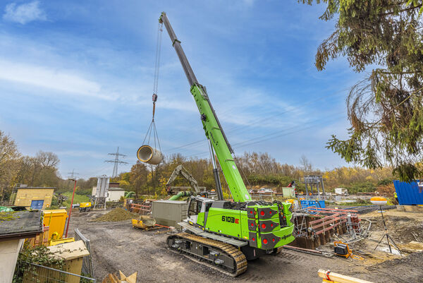 sewer construction with 100 t telescopic crawler crane, SENNEBOGEN 6103, lifting works