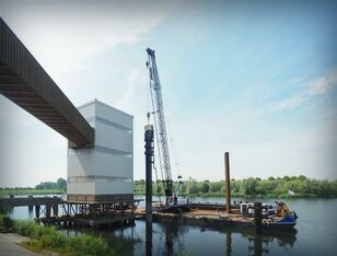 Raupenkran / Gittermastkran / Baustellenkran SENNEBOGEN 2200 E Wasserbau auf Ponton