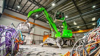 SENNEBOGEN 817 Umschlagmaschine im Kupferrecycling bei Select Metals, Singapur