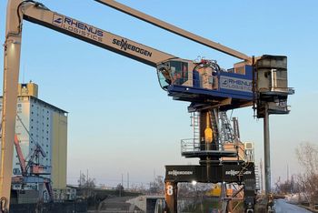 EQ Balancer crane-handling machine - inland port