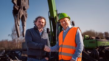 Maxime Grosjean von Recycar und Dirk Philippe von SMT vor dem SENNEBOGEN 821 E im Einsatz für die Altfahrzeugverwertung.