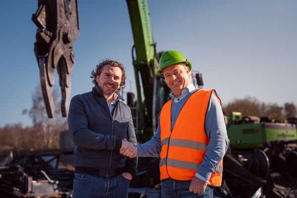 Maxime Grosjean von Recycar und Dirk Philippe von SMT vor dem SENNEBOGEN 821 E im Einsatz für die Altfahrzeugverwertung.