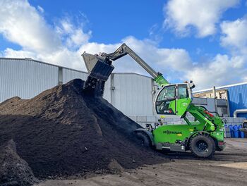 SENNEBOGEN 340 G verlädt Biomasse