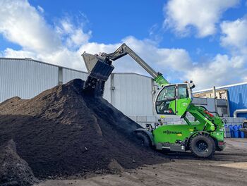 SENNEBOGEN 340 G verlädt Biomasse