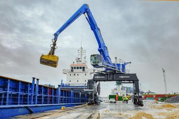 Umschlagbagger mit Elektromotor, Elektrobager SENNEBOGEN 875 E , umweltschonender Elektroantrieb, Hafen Åhus Schweden Umschlagbagger mit Elektromotor, Elektrobager SENNEBOGEN 875 E , umweltschonender Elektroantrieb, Hafen Åhus Schweden